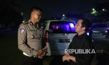 Ustaz Yusuf Mansur mengunjungi lokasi kecelakaan para santri di flyover Greenlake, Kecamatan Cipondoh, Kota Tangerang, Ahad (25/11) malam. 