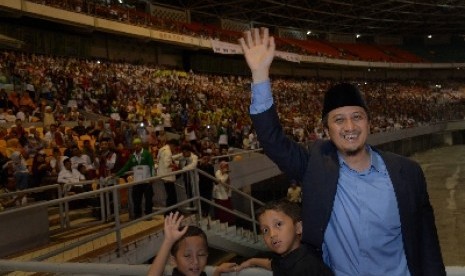 Ustaz Yusuf Mansur menyapa hadirian di wisuda akbar Indonesia Menghafal Alquran di Gelora Bung Karno (GBK), Sabtu (25/10).