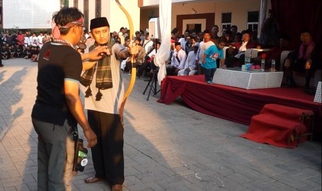 Ustaz Yusuf Mansur persiapan memanah di Kampung Silat Daqu, Pesantren Daarul Quran, Ketapang, Tangerang. 