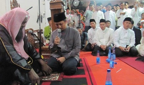 Ustaz Yusuf Mansur, pimpinan Pesantren Tahfidz Daarul Quran Internasional Ketapang, Tangerang, Banten tengah menghafal surat Al Mulk di hadapan Imam Masjidil Haram, Syeikh Adil Al Kalbani ketika berkunjung ke Pesantren Daarul Quran Ketapang, Rabu (22/10) m