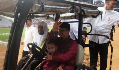 ustaz yusuf mansur pimpinan pppa menyetir (kanan) mendampingi imam masjidil haram syaikh saad al ghamidi di belora bung karno senayan