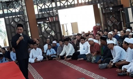 Ustaz Yusuf Mansur, saat mengisi tabligh akbar PT Pupuk Kujang Cikampek, di Masjid Narul Hayat, Jumat petang (8/6). 