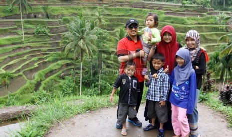 Ustaz Yusuf Mansur, Ustazah Siti Maemunah, dan anak-anaknya. 