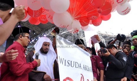  Ustaz Yusuf Mansyur bersama Imam Masjidil Haram dan Masjid Nabawi Syekh Saad Al Ghomidi, membuka acara wisuda akbar Indonesia Menghafal Qur'an (IMQ) ke-4 di Stadion Utama Gelora Bung Karno Senayan, Jakarta, Sabtu (30/3). (Republika/Rakhmawaty La'lang)