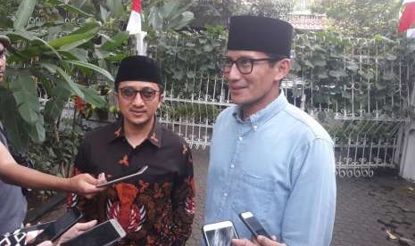 Ustaz Yusuf Mansyur (kiri) dan bakal calon wakil presiden Sandiaga Salahuddin Uno menyampaikan keterangan ke awak media usai melaksanakan shalat Jumat di Masjid At Taqwa, Kebayoran Baru, Jakarta, (31/8). 