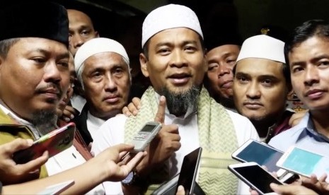 Ustaz Zulkifli Muhammad Ali (Tengah)