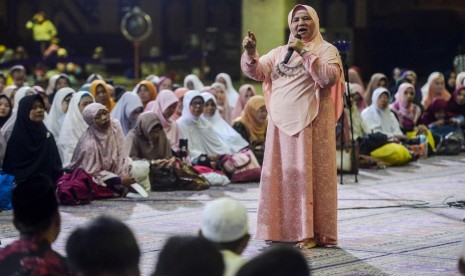 Ustazah Mamah Dedeh memberikan tausiyah saat acara Festival Republik dan Dzikir Nasional 2019 di Masjid Agung At- Tin, Jakarta, Selasa (31/12). Tausiyah tersebut membahas Muhasabah akhir tahun sebagai ajang untuk mengoreksi diri.