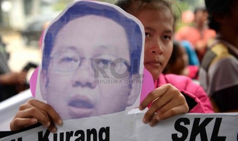 Usut Skandal BLBI. Demonstran dari Barisan Rakyat Sikat Koruptor membawa poster dan topeng saat unjuk rasa tentang BLBI di KPK, Jakarta, Selasa (26/8). (Republika/ Wihdan)