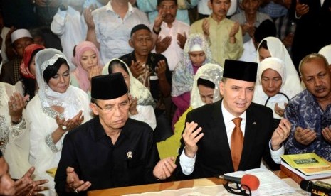 Duta besar Paraguay untuk lima negara Asia, Cecar Estebon Grillon (kanan) membaca doa usai membaca dua kalimat syahadat didampingi Menteri Agama RI, Suryadharma Ali saat memutuskan untuk menjadi muallaf di masjid Istiqlal, Jakarta, Jumat (27/9)