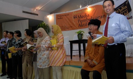 Utomo Dananjaya (2 kanan) di dampingi Rektor Universitas Paramadina, Anies Baswedan (kanan) 