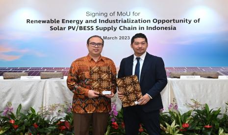 Utomo SolaRUV melalui PT Utomo Juragan Atap Surya Indonesia melakukan penandatanganan MoU kerjasama pengembangan industrialisasi rantai pasok panel surya atau Solar PV (Photovoltaik) dan Sistem Penyimpanan Energi Baterai (SPEB) bersama dengan pengembang nasional yang tergabung dalam Konsorsium Inspira (Indonesia Solar Panel Industry & Renewable Alliance)