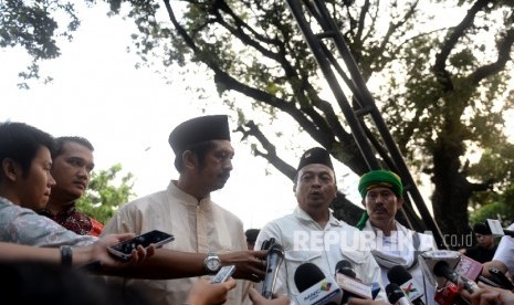 Utusan Aksi Damai 4 November Bachtiar Nasir (tengah), bersama Muhammad Zaitun Rasmin (kiri), dan Misbahul Anam melakukan konferensi pers sebelum bertemu dengan perwakilan Pemerintah di Istana Merdeka, Jakarta, Jumat (4/11). 