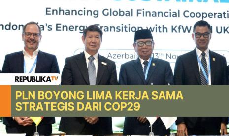 Utusan Khusus Presiden Republik Indonesia dalam COP29, Hashim Djojohadikusumo (kedua dari kiri) berfoto bersama Komisaris Utama PLN, Burhanuddin Abdullah (kedua dari kanan), Direktur Utama PLN, Darmawan Prasodjo (kanan), dan Chief of Sustainability Officer Kreditanstalt für Wiederaufbau (KfW), Jürgen Kern pada acara Penandatanganan MoU yang bertajuk Leading the Charge: Strategic Partnership to Catalyze Decarbonization di Baku, Azerbaijan, Rabu (13/11/2024). Dirut PLN menegaskan bahwa kesepakatan penting ini merupakan bukti komitmen penuh PLN dalam menjalankan transisi energi melalui kolaborasi global.