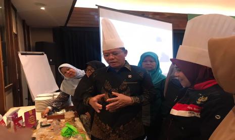 Utusan Khusus Presiden (UKP) RI Bidang Kerja Sama Pengentasan Kemiskinan dan Ketahanan Pangan Muhamad Mardiono menggandeng praktisi dan pakar di bidang pangan untuk terlibat dalam gerakan nasional pengurangan kehilangan dan pemborosan makanan atau food loss dan food waste.