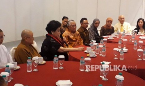 Utusan khusus presiden untuk dialog dan kerja sama antar agama dan peradaban, Prof Din Syamsuddin beraudensi dengan Ketua Umum DPP Walubi Hartati Murdaya di sela acara Pertemuan Nasional Para Biksu di Hall C-1 Jiexpo Kemayoran, Jakarta Utara, Kamis (2/11). 