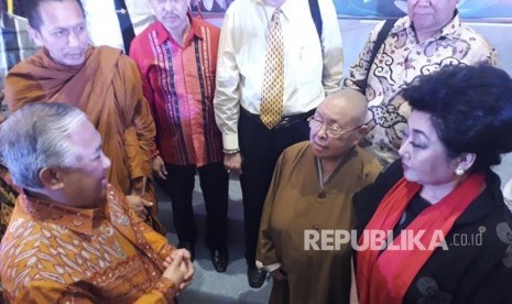 Utusan Khusus Presiden untuk dialog dan kerja sama antar agama dan peradaban, Prof Din Syamsuddin beraudensi dengan Ketua Umum DPP Walubi Hartati Murdaya di sela acara Pertemuan Nasional Para Biksu di Hall C-1 Jiexpo Kemayoran, Jakarta Utara, Kamis (2/11). 