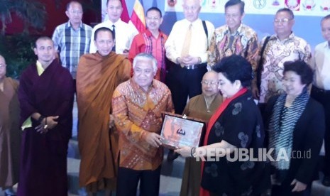 Utusan Khusus Presiden untuk dialog dan kerja sama antar agama dan peradaban, Prof Din Syamsuddin beraudensi dengan Ketua Umum DPP Walubi Hartati Murdaya di sela acara Pertemuan Nasional Para Biksu di Hall C-1 Jiexpo Kemayoran, Jakarta Utara, Kamis (2/11). 