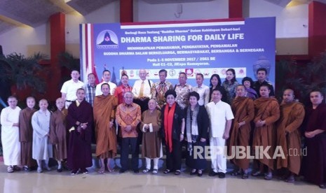 Utusan Khusus Presiden untuk dialog dan kerja sama antar agama dan peradaban, Prof Din Syamsuddin beraudensi dengan Ketua Umum DPP Walubi Hartati Murdaya di sela acara Pertemuan Nasional Para Biksu di Hall C-1 Jiexpo Kemayoran, Jakarta Utara, Kamis (2/11). 