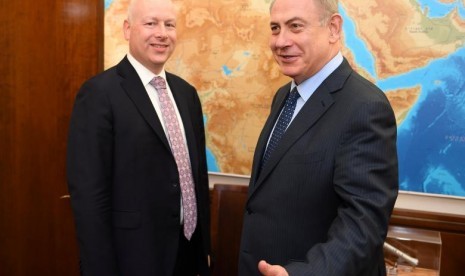 Utusan Presiden Donald Trump untuk Timur Tengah, Jason Greenblatt (kiri) dan Perdana Menteri Israel Benjamin Netanyahu di Yerusalem, 13 Maret 2017.