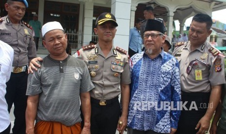 Uyu Ruhyana, seorang marbot (pengurus) Masjid Besar Al Istiqomah, Kecamatan Pameungpeuk, Kabupaten Garut, (kiri berkopiah putih) berfoto bersama Kapolres Garut, AKBP Budi Satria