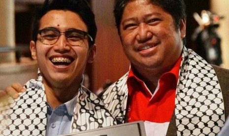 Vadi Akbar bersama sang ayah usai menerima penghargaan dari MER-C