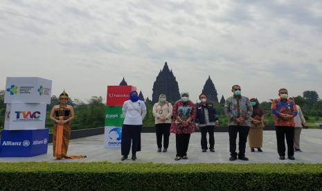 Vaksinasi Covid-19 dengan sistem drive thru diresmikan di  di Taman Parkir Ramayana Ballet kompleks Candi Prambanan, Senin (5/4).. 