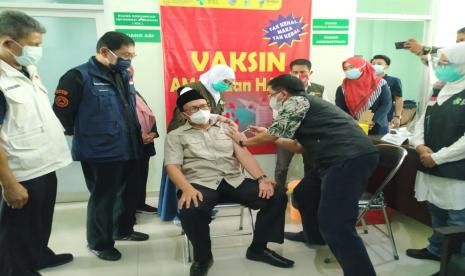 Vaksinasi dilakukan kepada 10 orang perwakilan pimpinan daerah, tokoh masyarakat, dan kaum milenial, di Puskesmas Kersanagara, Kecamatan Cibeureum, Kota Tasikmalaya. Pelaksanaan vaksinasi untuk masyarakat lanjut usia (lansia) di Kota Tasikmalaya masih minim. Berdasarkan data Dinas Kesehatan Kota Tasikmalaya, vaksiasi kepada lansia belum sampai menyentuh angka 1 persen.  