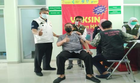 Vaksinasi dilakukan kepada 10 orang perwakilan pimpinan daerah, tokoh masyarakat, dan kaum milenial, di Puskesmas Kersanagara, Kecamatan Cibeureum, Kota Tasikmalaya, Jumat (29/1). Kegiatan itu menjadi penanda dimulainya vaksinasi di Kota Tasikmalaya.