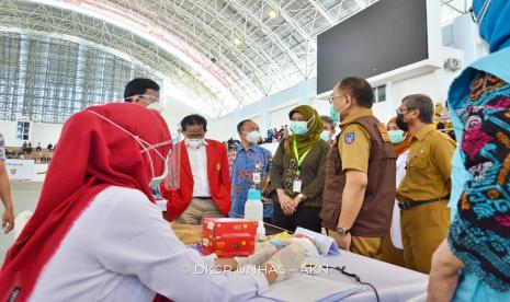 Vaksinasi jajaran pimpinan rumpun medikal kompleks Universitas Hasanuddin, Makassar, Selasa (2/2).