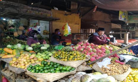 Vaksinasi kepada pelayan publik di Kota Tasikmalaya sudah dilakukan sejak awal pekan ini. Namun, pelaksanaan vaksinasi kepada pelayan publik masih berfokus pada aparatur sipil negara (ASN), TNI, dan Polri. Pelayan publik di luar itu belum masuk daftar vaksinasi termin pertama.