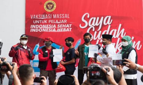 BIN menggelar vaksinasi secara jemput bola di sejumlah pesantren.  Vaksinasi BIN di  Ponpes Sumber Barokah