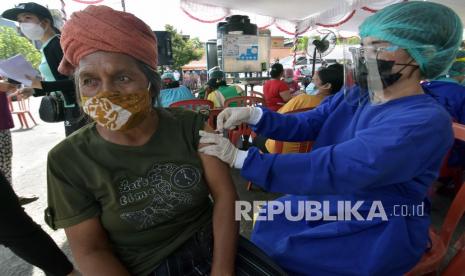 Vaksinator menyuntikan vaksin COVID-19 kepada buruh angkut barang saat vaksinasi massal di Pasar Badung, Denpasar, Bali, Ahad (21/3). Pemerintah Kabupaten Badung, Bali, menargetkan pada bulan Juni 2021 vaksinasi Covid-19 terhadap seluruh masyarakat yang wajib divaksin dapat dituntaskan. 