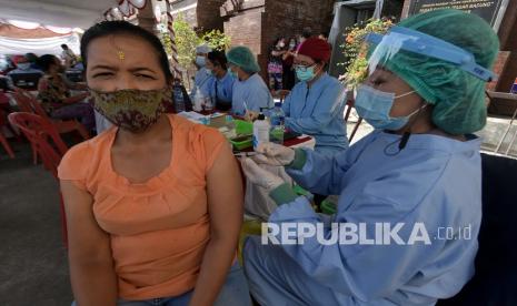 Pelaksanaan vaksinasi untuk tenaga kesehatan (nakes) di Kabupaten Garut dinilai melebihi target. Vaksinasi kepada nakes disebut mencapai angka 111 persen dari target semula.