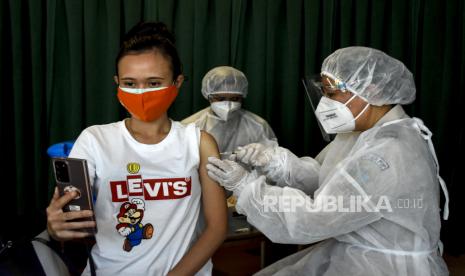  Vaksinator menyuntikkan vaksin Covid-19 ke warga di Bandara Husein Sastranegara, Kota Bandung, Senin (5/7). PT Angkasa Pura II (Persero) bersama TNI AU menyediakan sebanyak 100 dosis vaksin Covid-19 per hari yang ditujukan bagi calon penumpang dan masyarakat sebagai upaya percepatan vaksinasi nasional dan syarat perjalanan pesawat terbang di masa Pemberlakuan Pembatasan Kegiatan Masyarakat (PPKM) Darurat Jawa Bali.