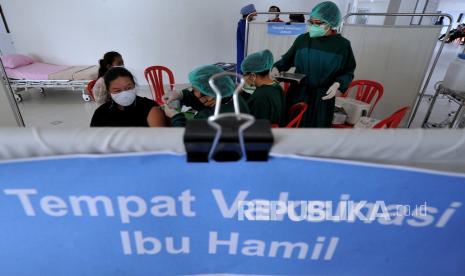 Vaksinasi Covid-19 ibu hamil. CDC Amerika Serikat merilis temuan studi terbarunya yang mengungkap bahwa risiko keguguran pada ibu hamil yang menerima vaksin Covid-19 adalah 12,8 persen, kisaran normal.