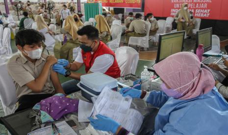 Satgas: Banyak Warga Tanjungpinang Jalani Isoman Meninggal. Vaksinator menyuntikkan vaksin COVID-19 kepada pelajar di SMAN 1 Kota Pekanbaru, Riau, Rabu (14/7/2021). Pemerintah Provinsi Riau bersama Badan Intelijen Negara (BIN) menggelar vaksinasi massal untuk pelajar untuk mendukung serta mempercepat program vaksinasi nasional. ANTARA FOTO/Rony Muharrman