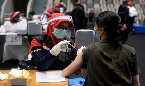 Vaksinator menyuntikkan vaksin COVID-19 kepada tenaga kesehatan saat kegiatan vaksinasi massal di Istora Senayan, Jakarta, Kamis (4/2). Kementerian Keuangan (Kemkeu) menegaskan, insentif bagi tenaga kesehatan (nakes) dalam penanganan Covid-19 tak akan dipotong. Artinya, insentif yang diterima tenaga kesehatan pada tahun 2021 masih akan sama dengan tahun 2020.