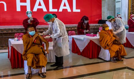 Vaksinator menyuntikkan vaksin COVID-19 Sinovac kepada sejumlah Bhante (Rohaniawan Agama Buddha) menjalani tes tekanan darah saat akan mengikuti Vaksinasi Massal di Masjid Agung Jawa Tengah, Semarang, Rabu (10/3/2021). Pelaksanaan vaksinasi COVID-19 yang ditinjau Presiden Joko Widodo itu diprioritaskan kepada para ulama, tokoh lintas agama serta santri di wilayah Jawa Tengah. 