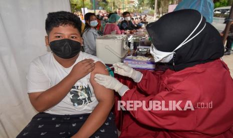 Vaksinator menyuntikkan vaksin Sinovac dengan takaran 0,5 ml per dosis kepada seorang anak saat vaksinasi COVID-19 dosis pertama untuk anak usia 12 - 17 tahun di taman Sangkareang Mataram, NTB, Kamis (8/7/2021). Berdasarkan data Dinas Kesehatan Kota Mataram menyebutkan hingga Senin (5/7/2021) sebanyak 877 anak usia 12-17 tahun di daerah tersebut sudah mendapatkan vaksin COVID-19 tahap pertama. 5.866 Siswa Madrasah Ibtidaiyah di Mataram Tunggu Jadwal Vaksinasi