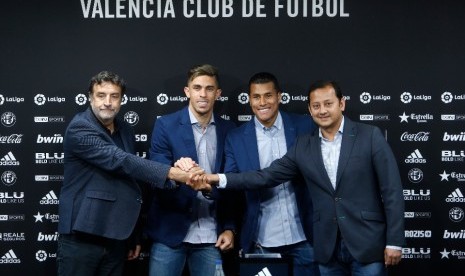 Valencia mengumumkan dua pemain belakang anyar mereka, yakni Jeison Murillo (kedua dari kanan) dan Gabriel Paulista (kedua dari kiri).