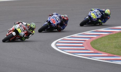 Valentino Rossi (belakang) saat hendak menyusul Cal Crutchlow (tengah) pada GP Argentina, Senin (10/4) WIB.