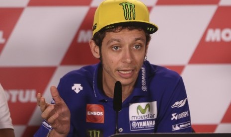 Valentino Rossi berbicara pada jumpa pers usai tampil di sirkuit Termas de Rio Hondo, Argentina