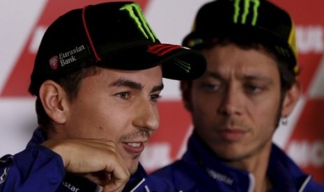 Valentino Rossi (kanan) dan Jorge Lorenzo