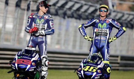 Dua legenda MotoGP saat masih sama-sama membela tim Yamaha, Valentino Rossi (kanan) dan Jorge Lorenzo.