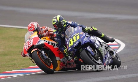 Valentino Rossi (kanan) dan Marc Marquez (kiri) bersenggolan pada MotoGP Argentina di Sirkuit Termas de Rio Hondo, Argentina 