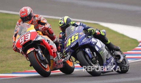 Valentino Rossi (kanan) dan Marc Marquez (kiri) saat terlibat pertarungan digelaran MotoGP beberapa waktu lalu.