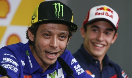 Valentino Rossi (kiri) dan Marc Marquez