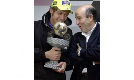 Valentino Rossi (kiri) berbicara dengan Presiden Dorna Carmelo Ezpeleta di Barcelona, Spanyol, 27 Maret 2004. 