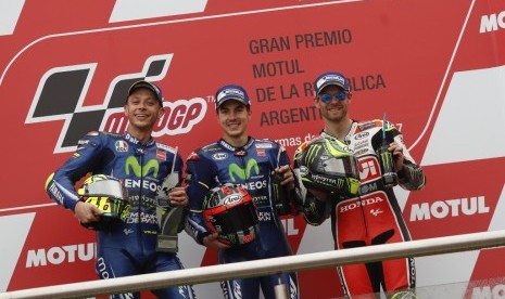 Valentino Rossi (kiri) bersama Maverick Vinales (tengah) dan Cal Crutchlow.