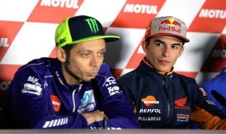 Valentino Rossi (kiri) dan seteru abadinya, Marc Marquez. Keduanya mengesampingkan rivalitas ketika mengambil bagian dalam sebuah kegiatan amal, Sabtu (1/7/2023).  